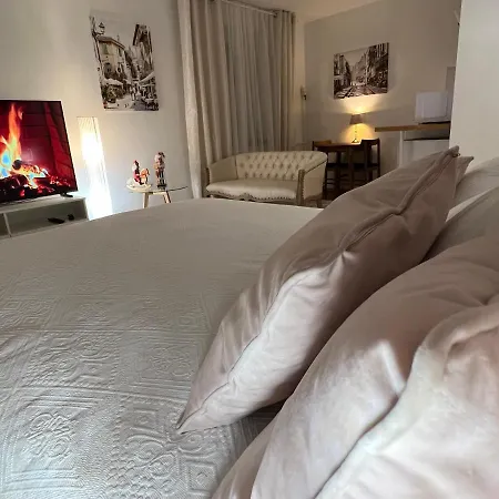 Louis & Elza Old Town Romantic Apartment