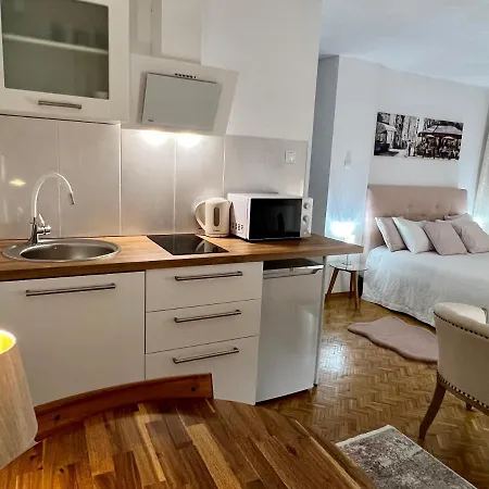 Louis & Elza Old Town Romantic Apartment